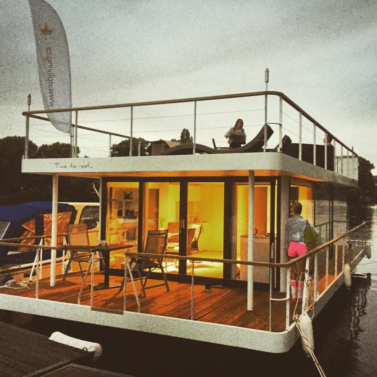 Botel Vipliving Houseboat