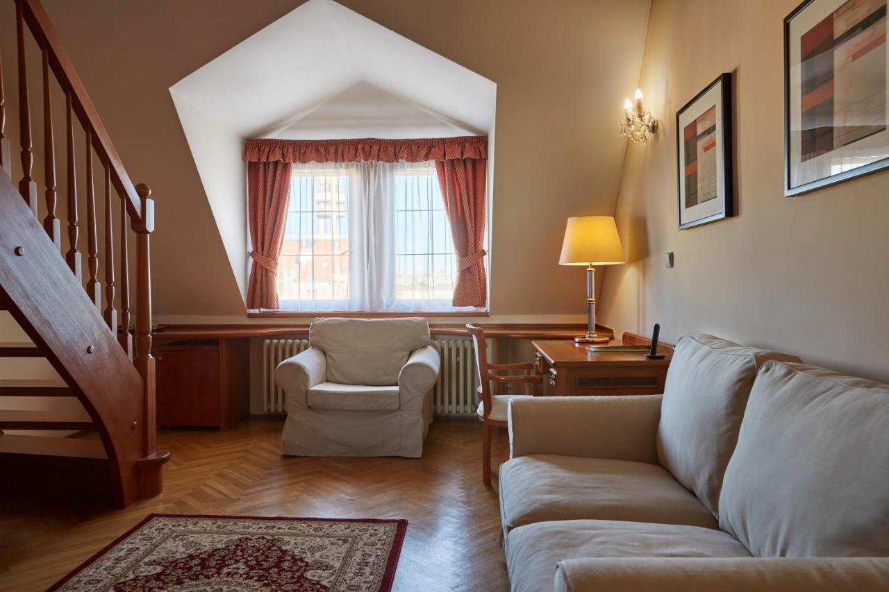 Fleur De Lis Hotel