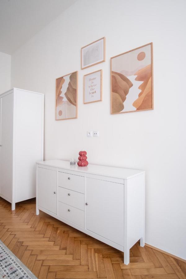 Spacious In Karlin By Days Appartement Prague