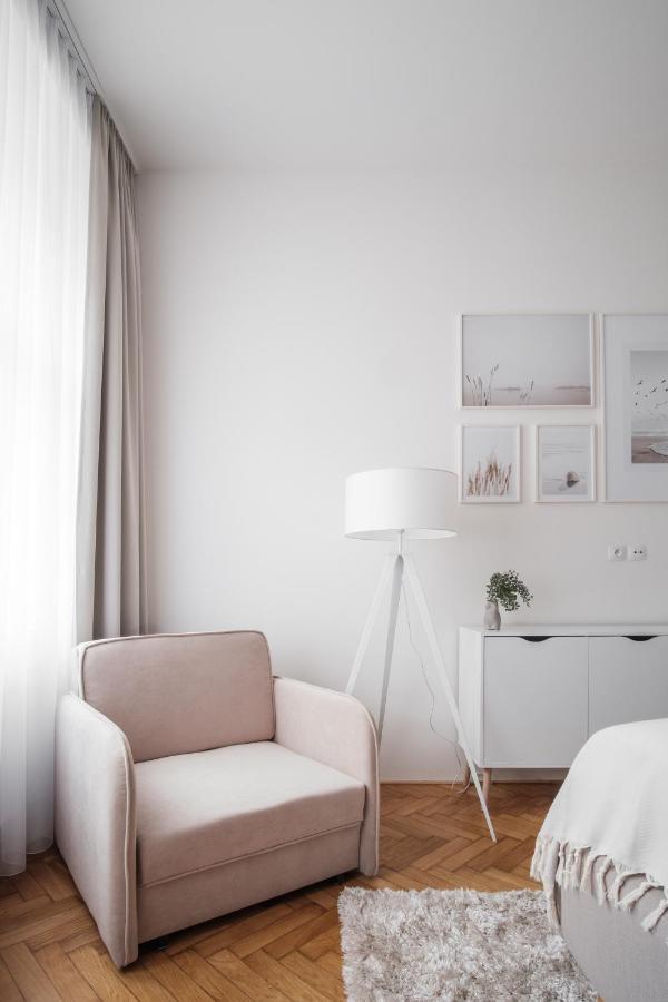 Spacious In Karlin By Days Appartement *