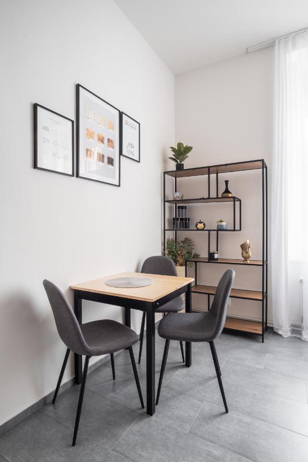 Spacious In Karlin By Days Appartement