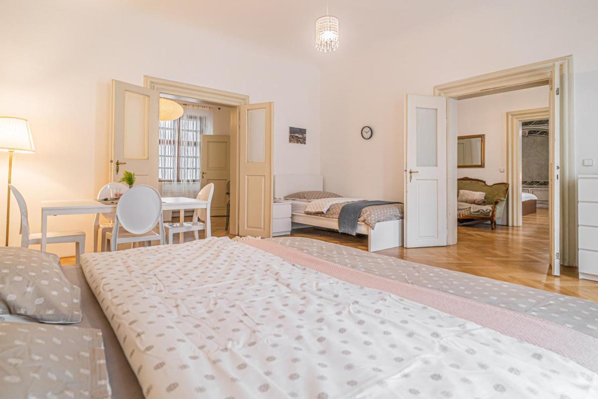 Apartment Bright & Spacious At Mala Strana, Charles Bridge 3 Min Of Walk *