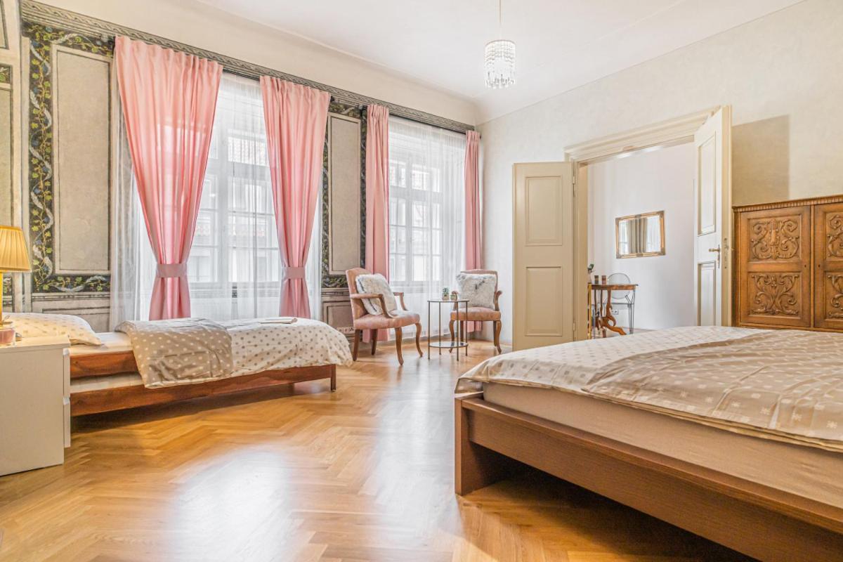 Apartment Bright & Spacious At Mala Strana, Charles Bridge 3 Min Of Walk Prag