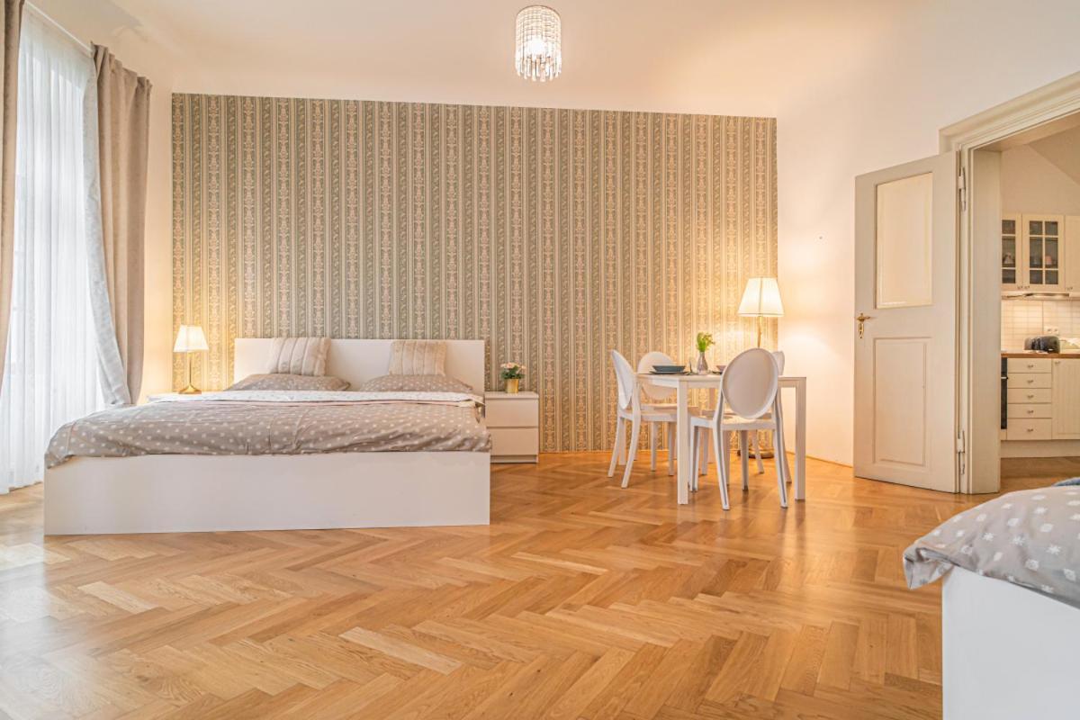 Bright & Spacious At Mala Strana, Charles Bridge 3 Min Of Walk Prag