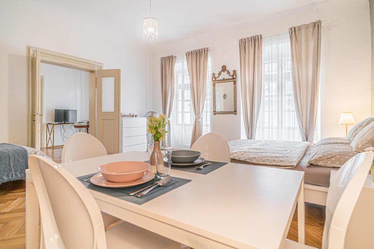 Apartment Bright & Spacious At Mala Strana, Charles Bridge 3 Min Of Walk Prag