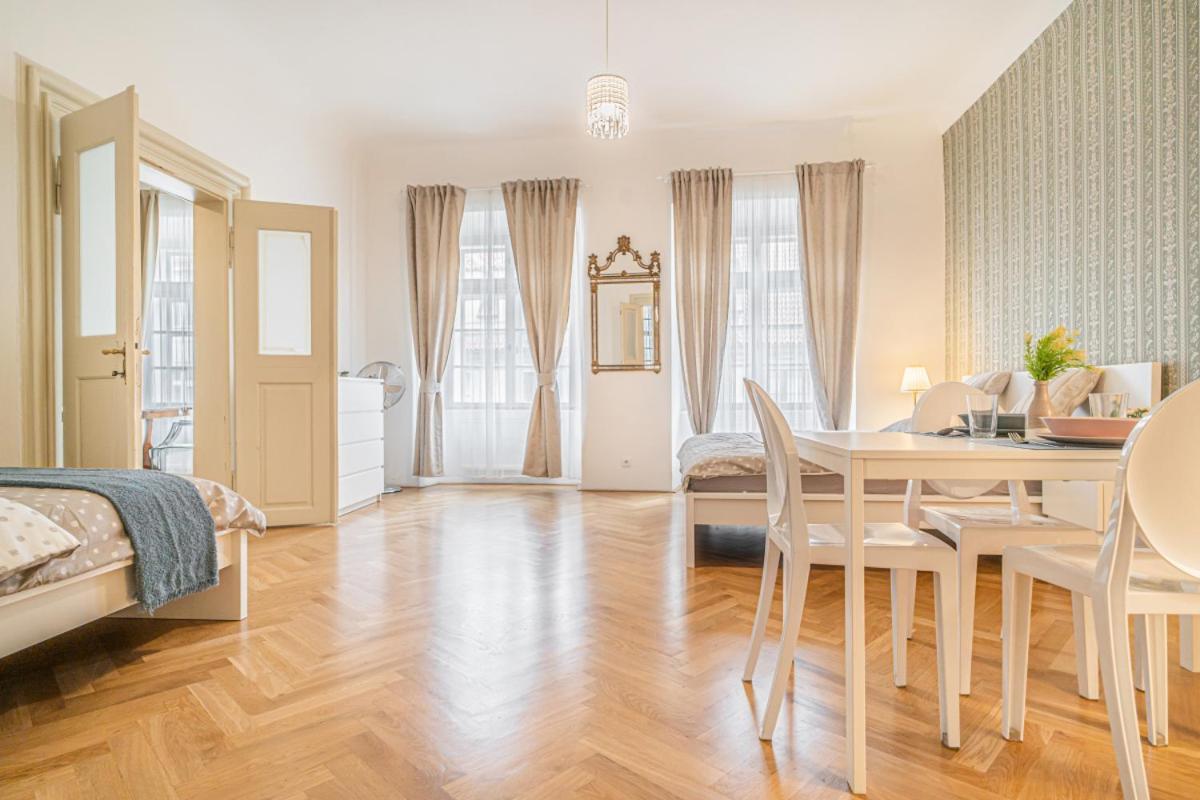Bright & Spacious At Mala Strana, Charles Bridge 3 Min Of Walk Prag