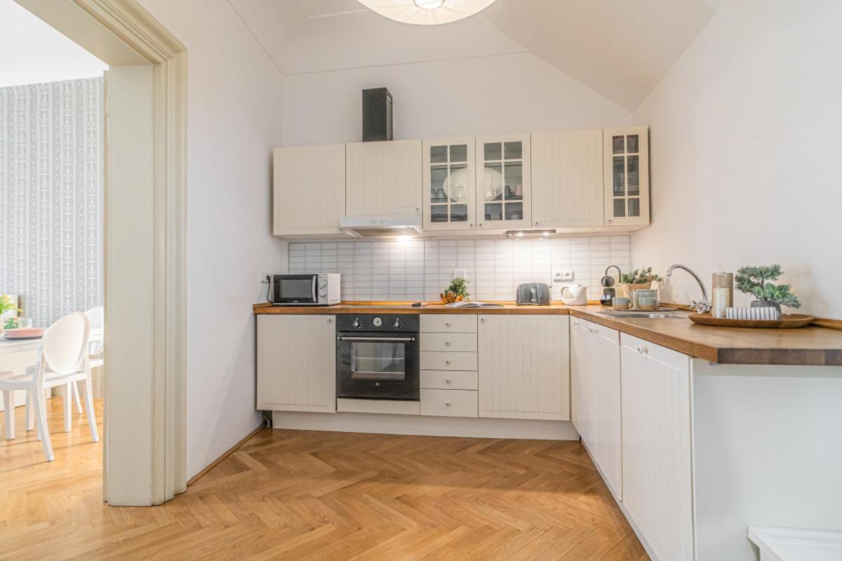 Apartment Bright & Spacious At Mala Strana, Charles Bridge 3 Min Of Walk Prag