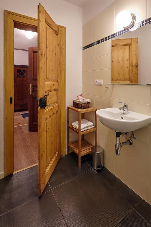 Queen Bee Apartment *