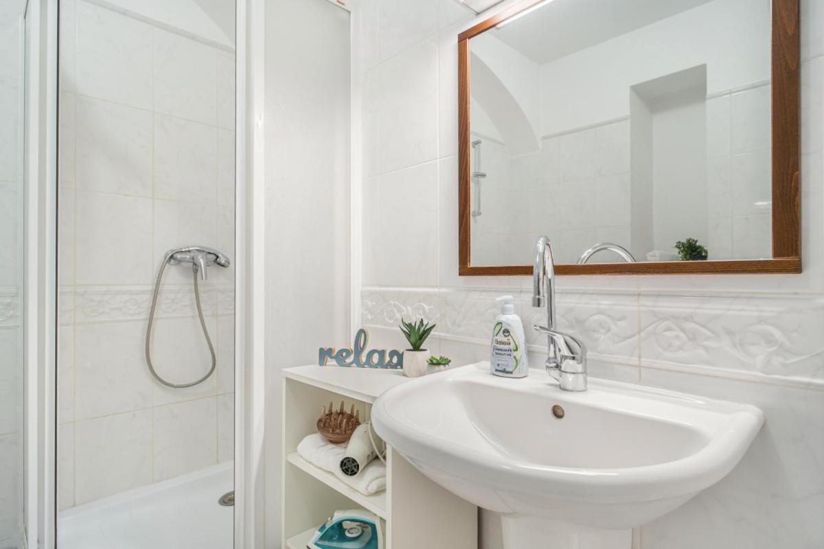 Apartment Bright & Spacious At Mala Strana, Charles Bridge 3 Min Of Walk *