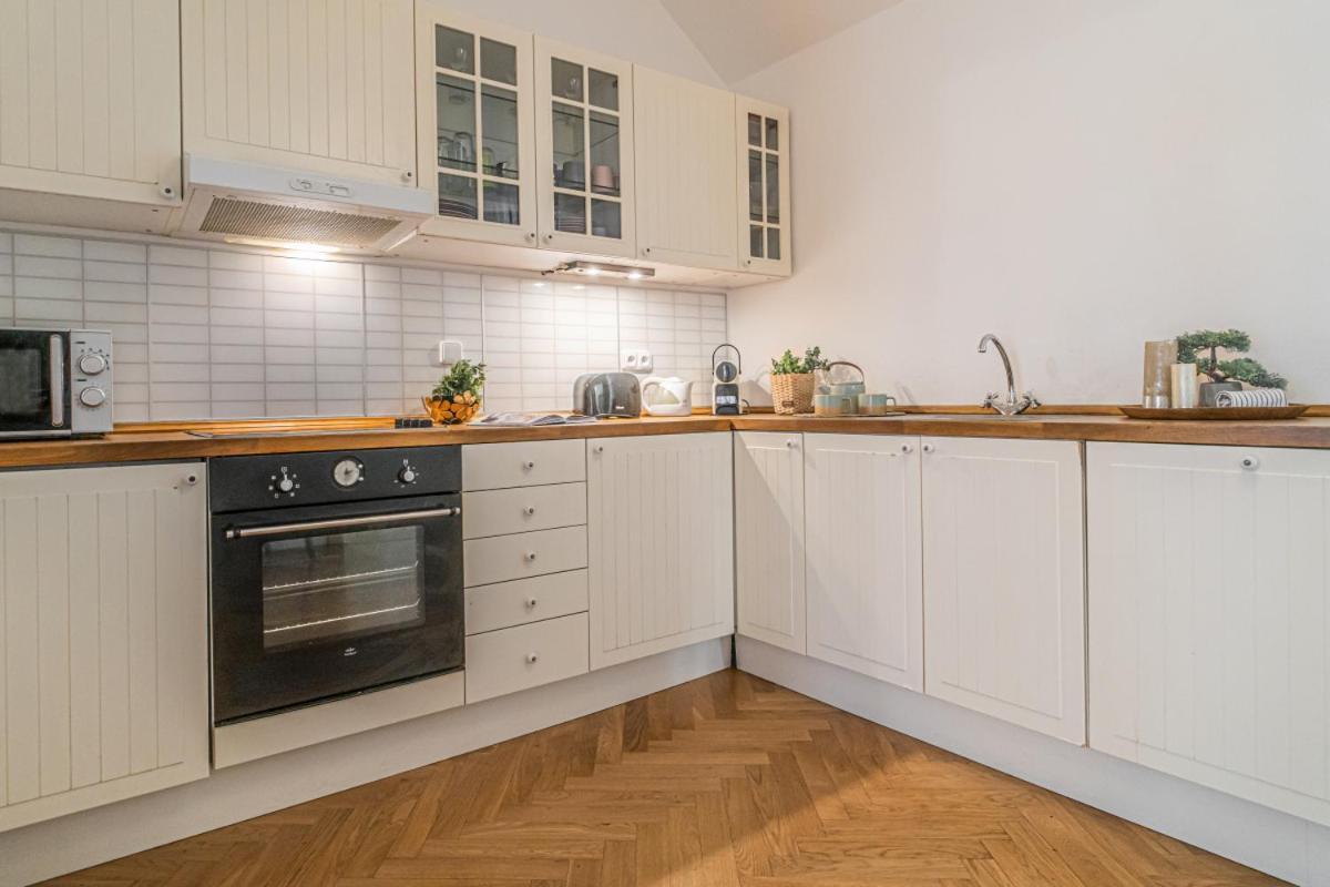 Bright & Spacious At Mala Strana, Charles Bridge 3 Min Of Walk Apartment