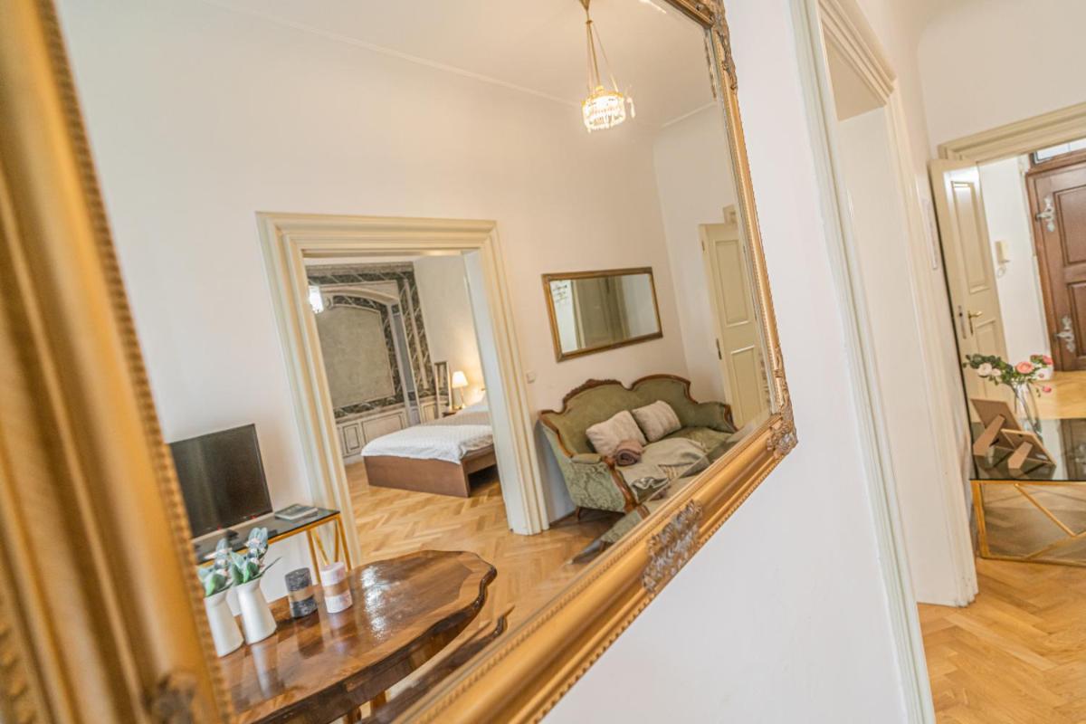 Apartment Bright & Spacious At Mala Strana, Charles Bridge 3 Min Of Walk *