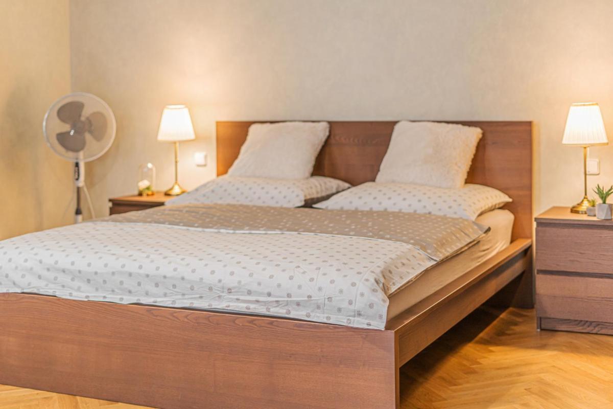 Apartment Bright & Spacious At Mala Strana, Charles Bridge 3 Min Of Walk Prag