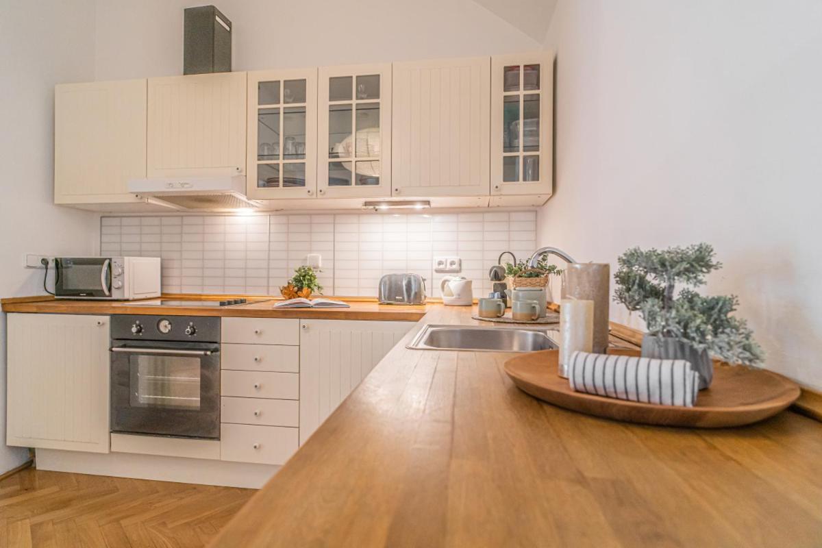 Bright & Spacious At Mala Strana, Charles Bridge 3 Min Of Walk Apartment Prag