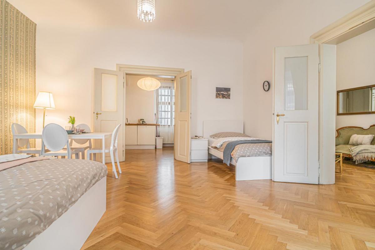 Bright & Spacious At Mala Strana, Charles Bridge 3 Min Of Walk Apartment *