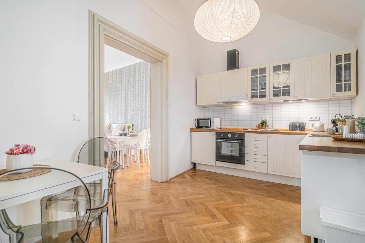 Apartment Bright & Spacious At Mala Strana, Charles Bridge 3 Min Of Walk