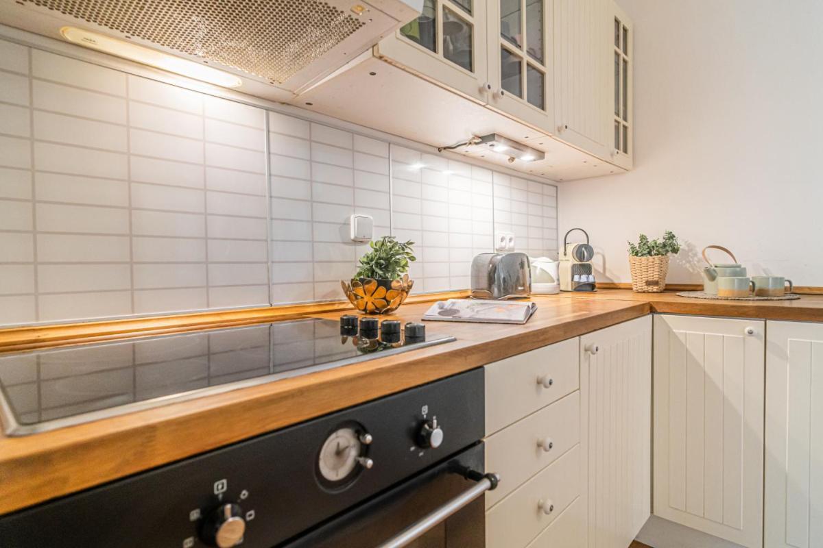 Bright & Spacious At Mala Strana, Charles Bridge 3 Min Of Walk Prag
