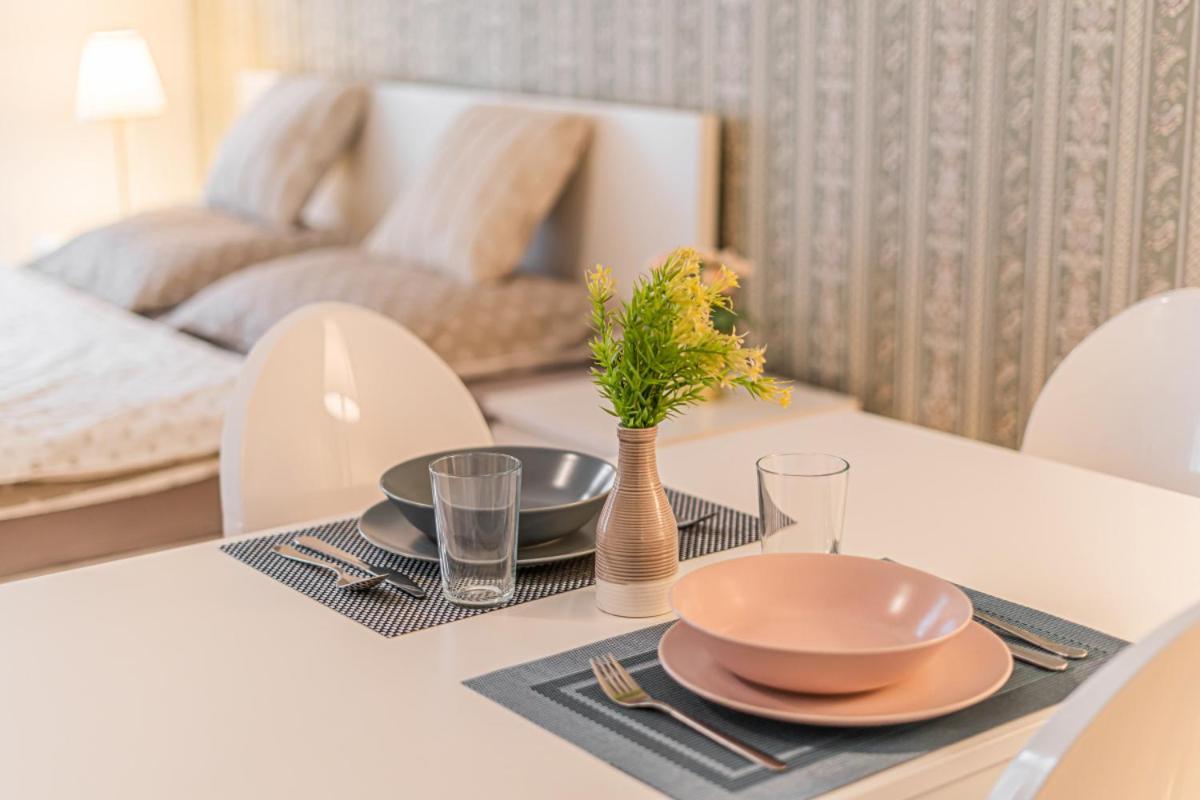 Apartment Bright & Spacious At Mala Strana, Charles Bridge 3 Min Of Walk
