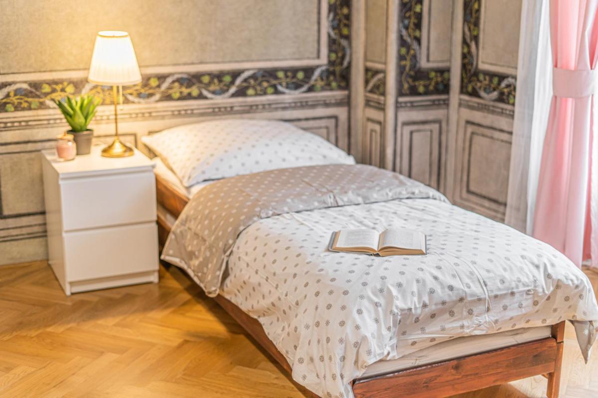 Apartment Bright & Spacious At Mala Strana, Charles Bridge 3 Min Of Walk *