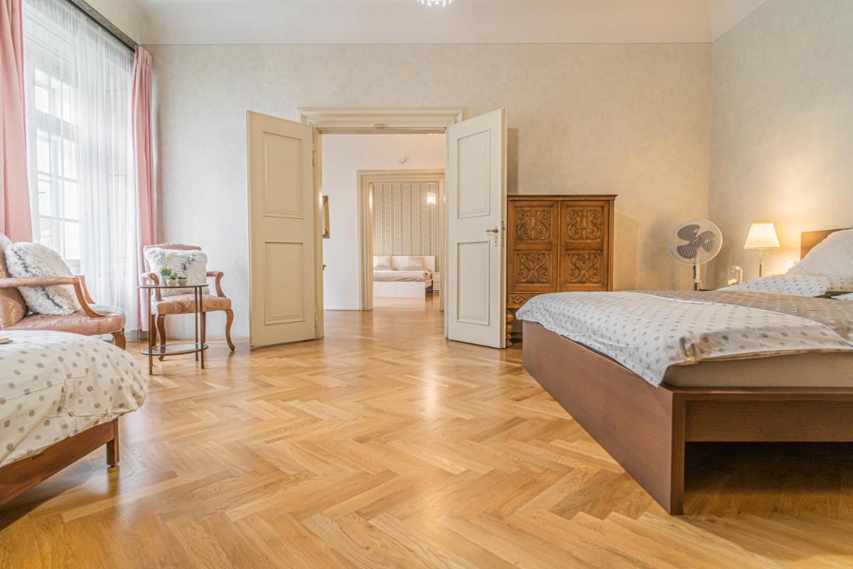 Bright & Spacious At Mala Strana, Charles Bridge 3 Min Of Walk Apartment *
