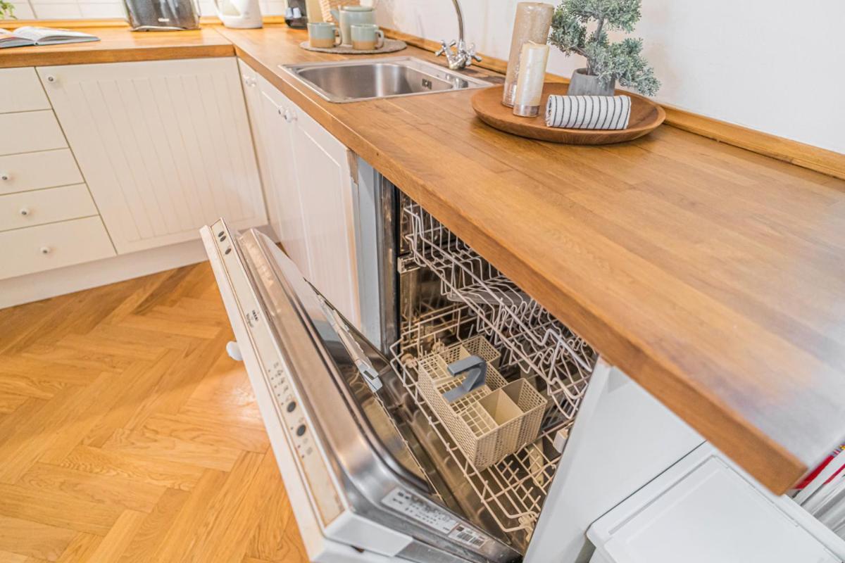 Bright & Spacious At Mala Strana, Charles Bridge 3 Min Of Walk * Prag