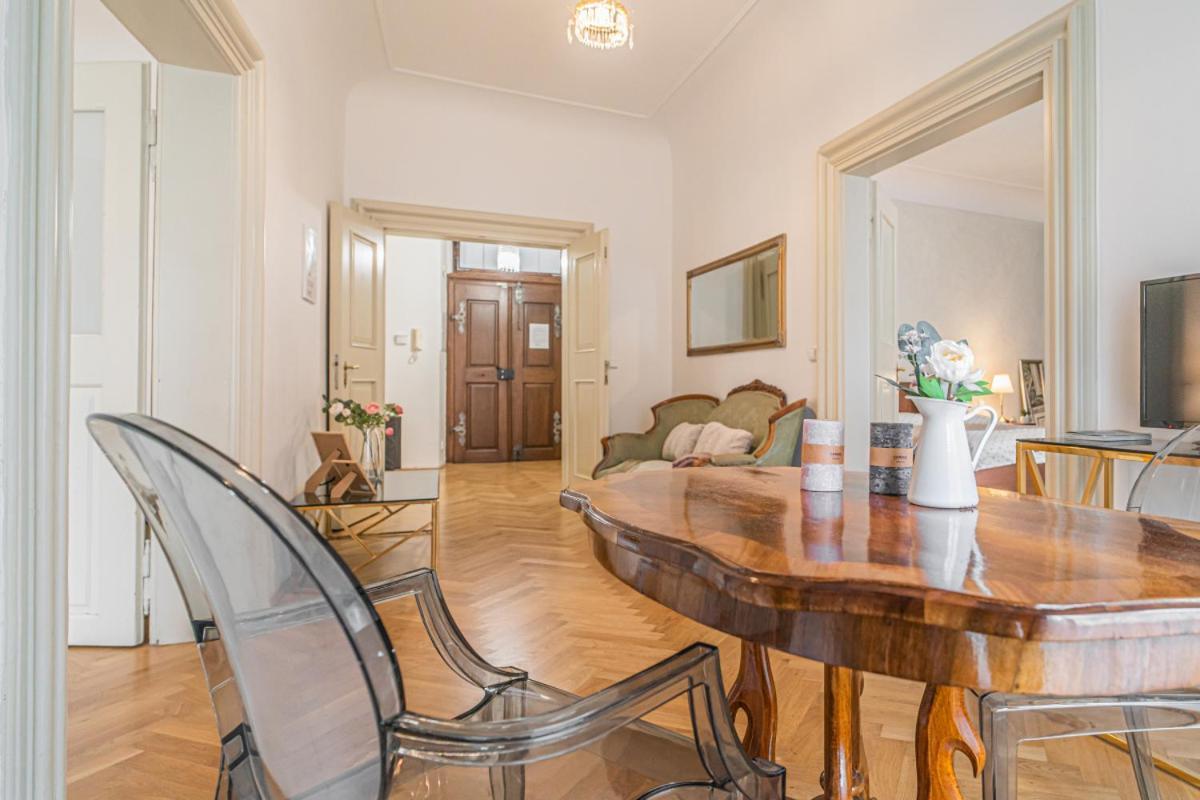 Bright & Spacious At Mala Strana, Charles Bridge 3 Min Of Walk Apartment Prague