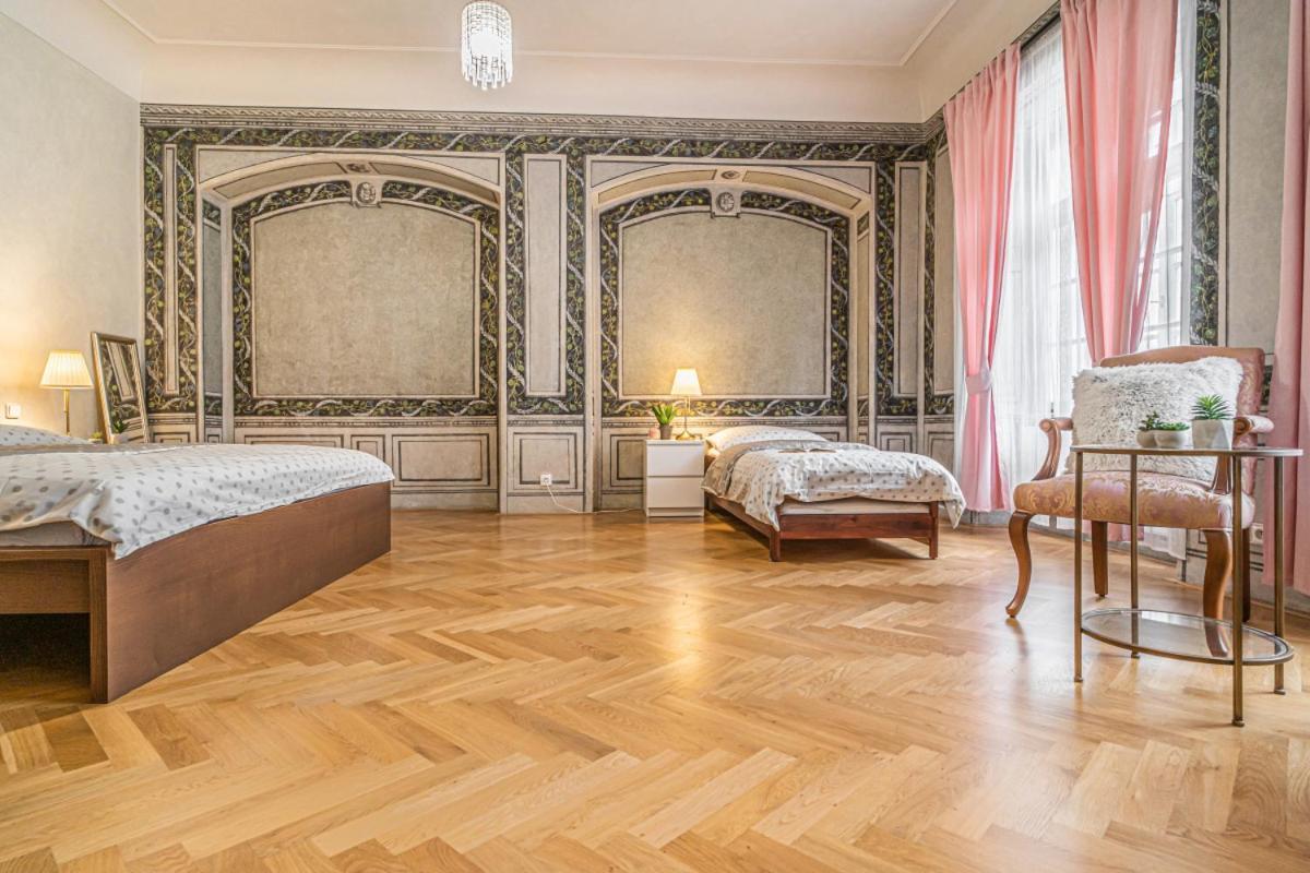Bright & Spacious At Mala Strana, Charles Bridge 3 Min Of Walk Apartment