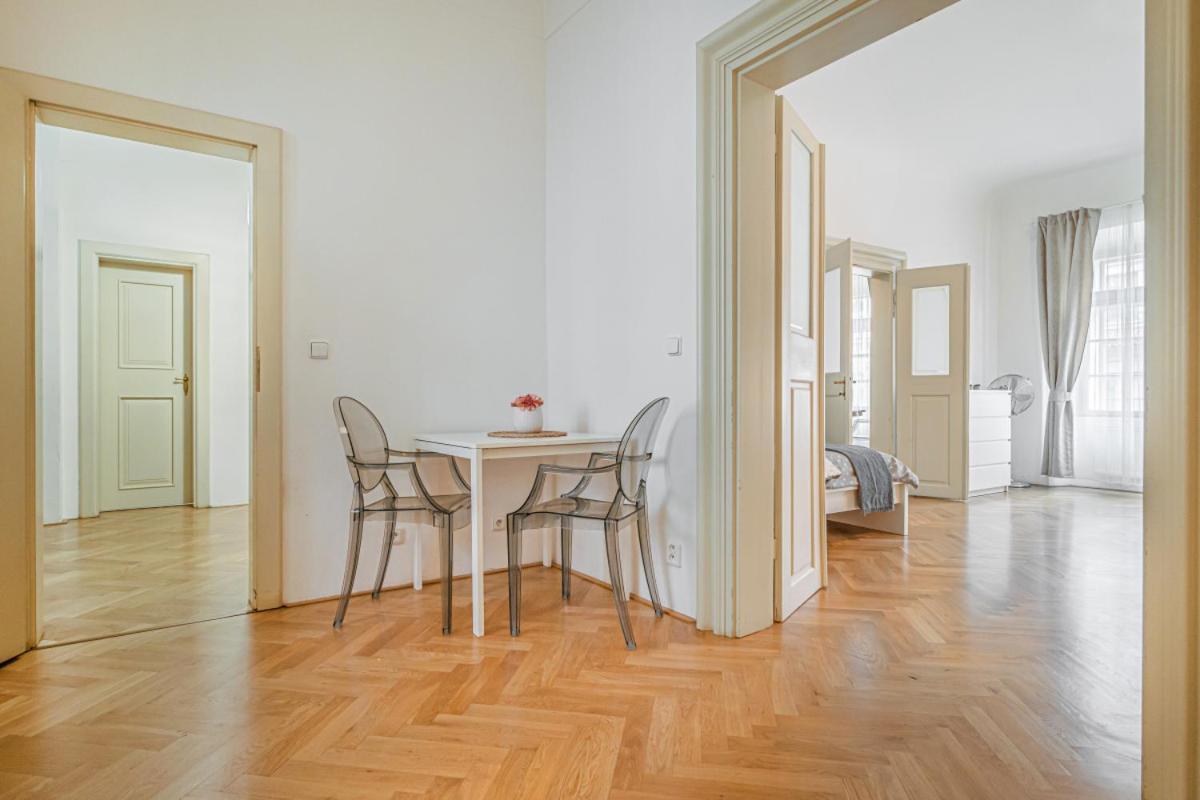 Bright & Spacious At Mala Strana, Charles Bridge 3 Min Of Walk * Prague