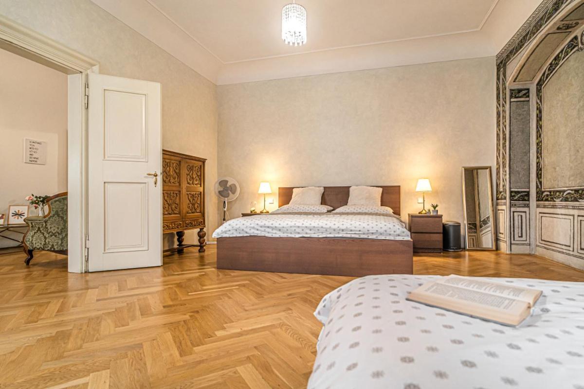 Apartment Bright & Spacious At Mala Strana, Charles Bridge 3 Min Of Walk *