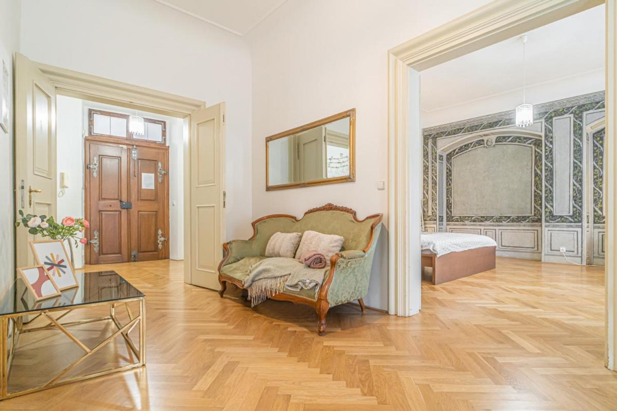 Apartment Bright & Spacious At Mala Strana, Charles Bridge 3 Min Of Walk Prag