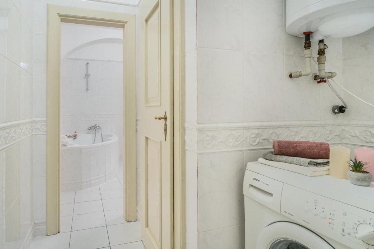 Bright & Spacious At Mala Strana, Charles Bridge 3 Min Of Walk Apartment *