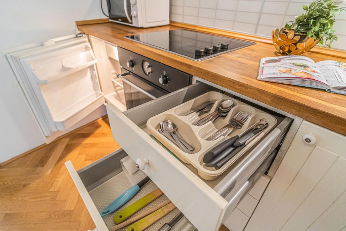 Apartment Bright & Spacious At Mala Strana, Charles Bridge 3 Min Of Walk *