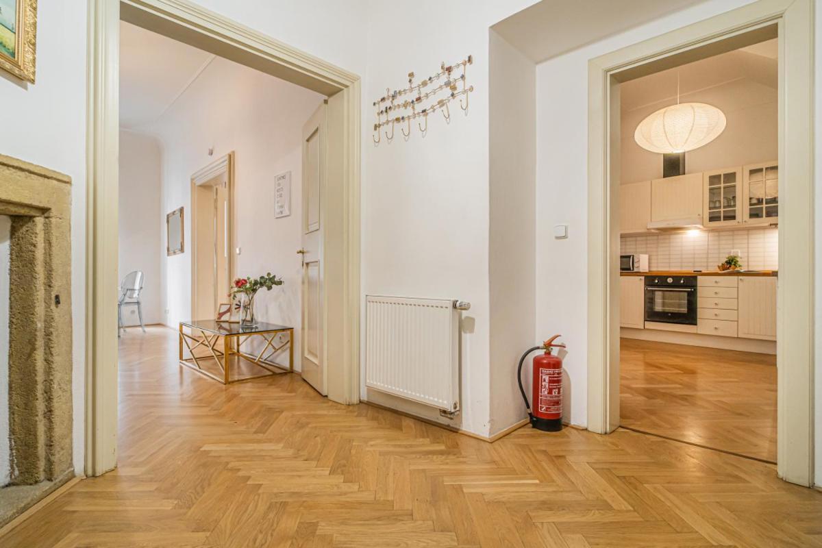 Apartment Bright & Spacious At Mala Strana, Charles Bridge 3 Min Of Walk Prag