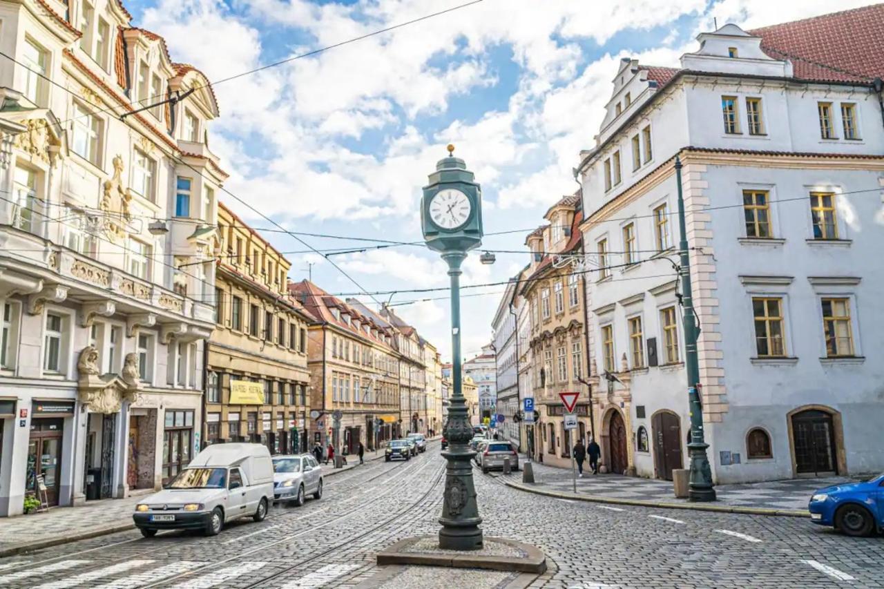 Bright & Spacious At Mala Strana, Charles Bridge 3 Min Of Walk Prag