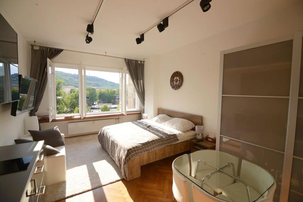 Fabulous River View Studio In The Heart Of Apartment