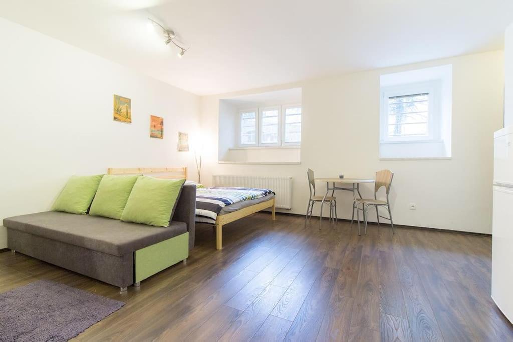 Appartement Cozy Basement Flat, Skyshowtime, 3 Minutes To Center *