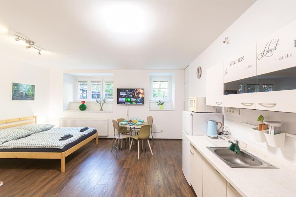 Cozy Basement Flat, Skyshowtime, 3 Minutes To Center Appartement Prague