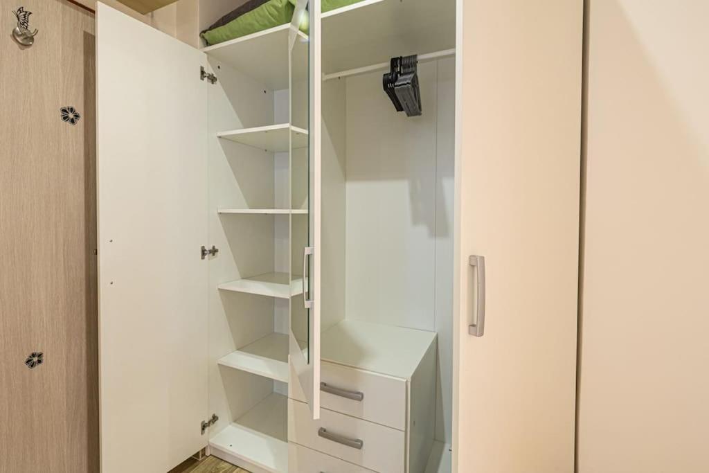 Cozy Basement Flat, Skyshowtime, 3 Minutes To Center Appartement *