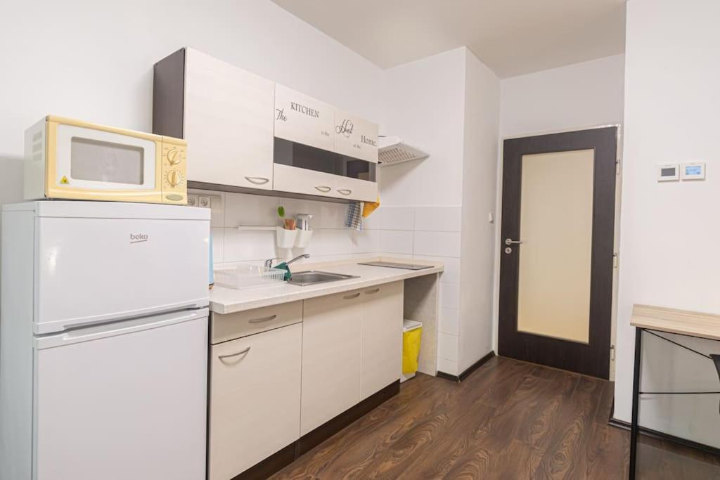 Appartement Cozy Basement Flat, Skyshowtime, 3 Minutes To Center