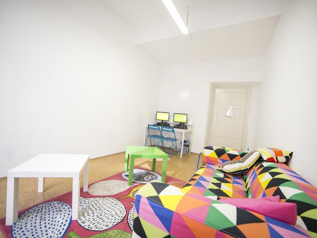 Dizzy Daisy Hostel *