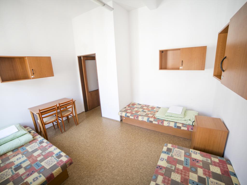 Dizzy Daisy Hostel *