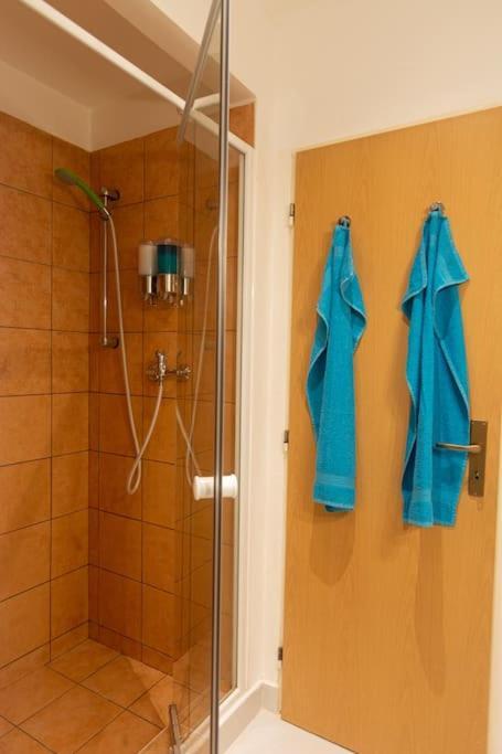 Cozy Basement Flat, Skyshowtime, 3 Minutes To Center Appartement *