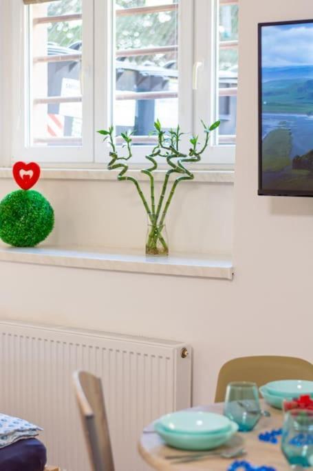 Cozy Basement Flat, Skyshowtime, 3 Minutes To Center Appartement *