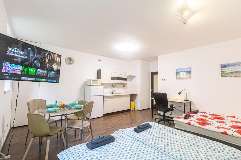 Cozy Basement Flat, Skyshowtime, 3 Minutes To Center Prague