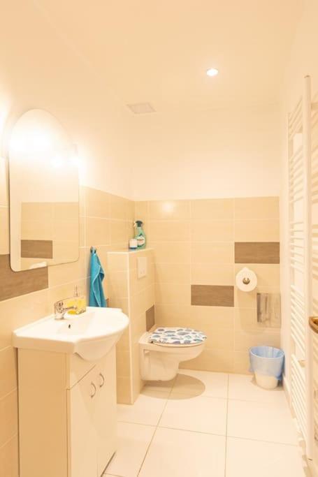Cozy Basement Flat, Skyshowtime, 3 Minutes To Center Appartement *