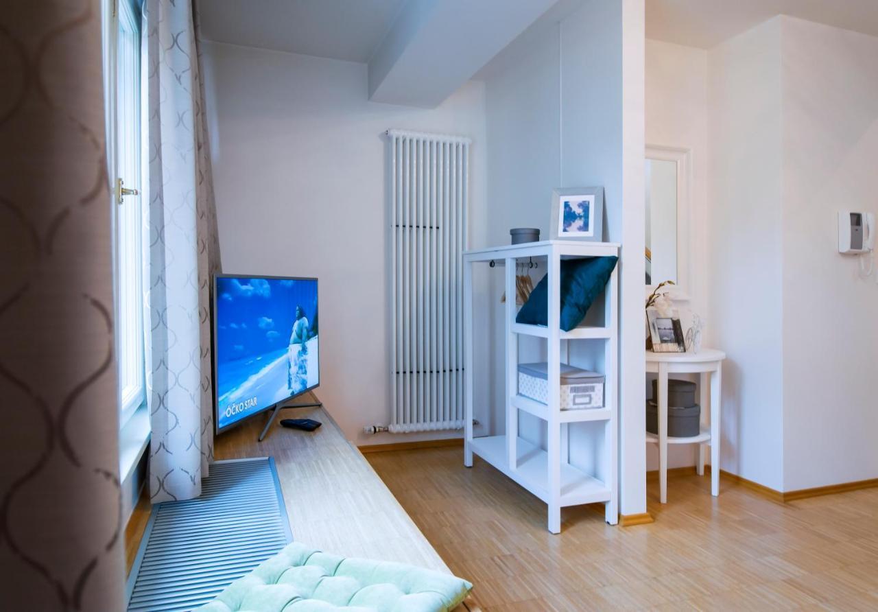 Modern Charvatova * Prag