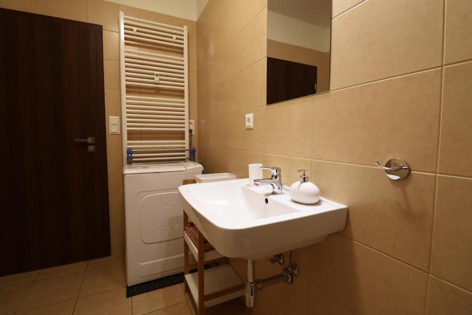 Apartment Cosy Studio, 15min To Old Centre, Self-check In, Free Wifi, Welcome Drink! *