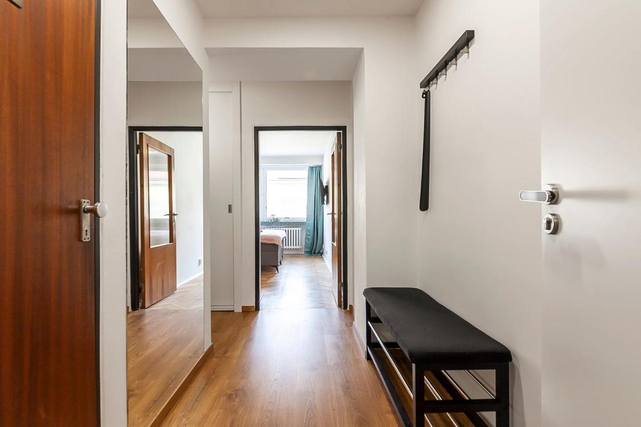 Popular Location / Street View / 4 Ppl / Netflix