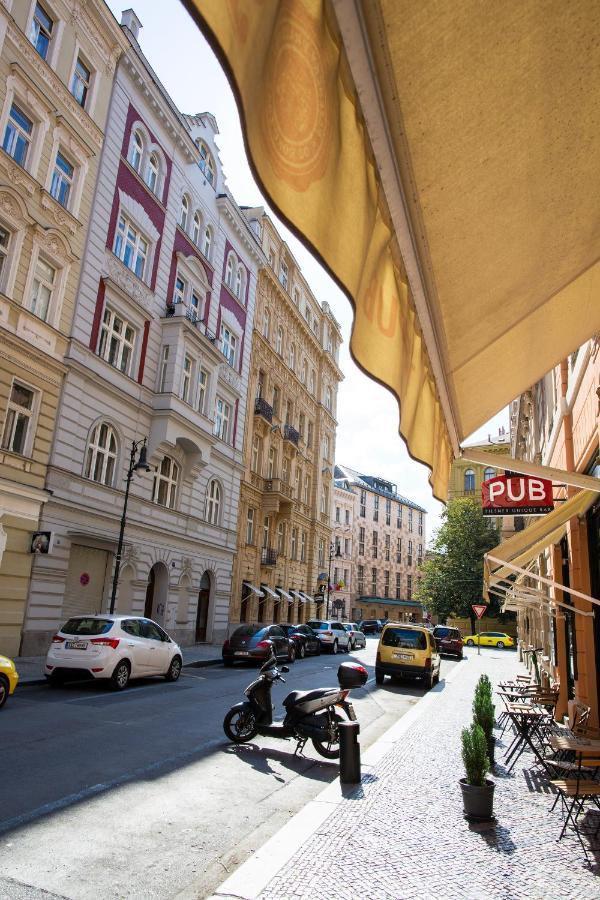 Apartment Large 3 Bdr In The Heart Of *