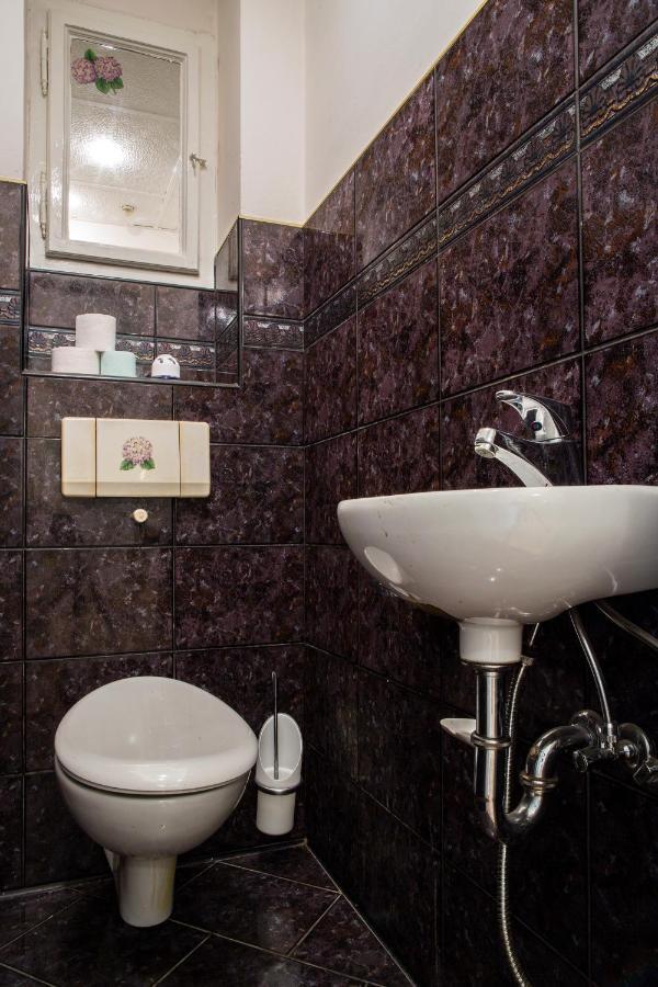 Apartment Large 3 Bdr In The Heart Of *
