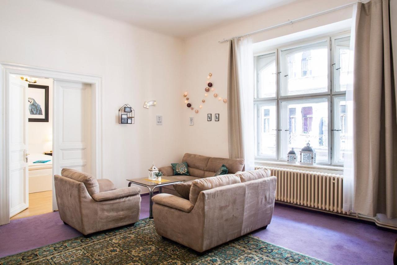 Apartment Large 3 Bdr In The Heart Of *